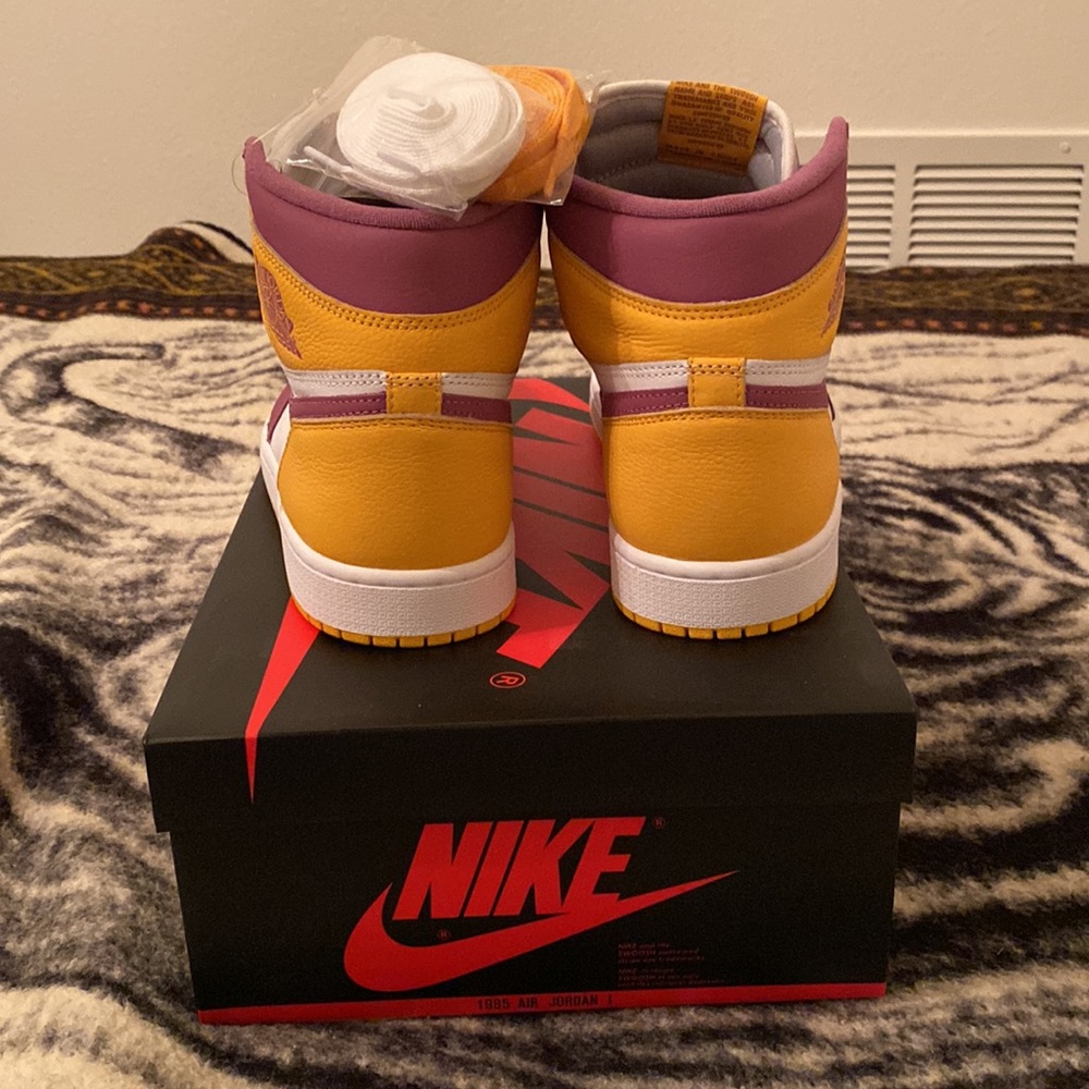 Air Jordan 1 Retro High OG - Picture 4 of 5
